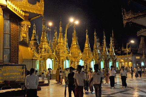 pagoda Shwedagon pe timp de seara