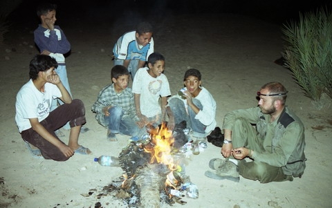 Razvan si copii marocani in oaza