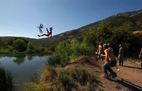 Mountainbike lake jump