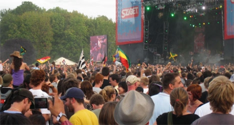 main stage crowd
