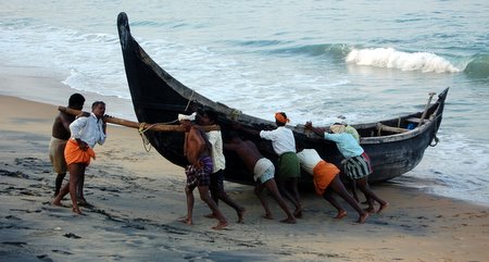 india pescari la malul marii